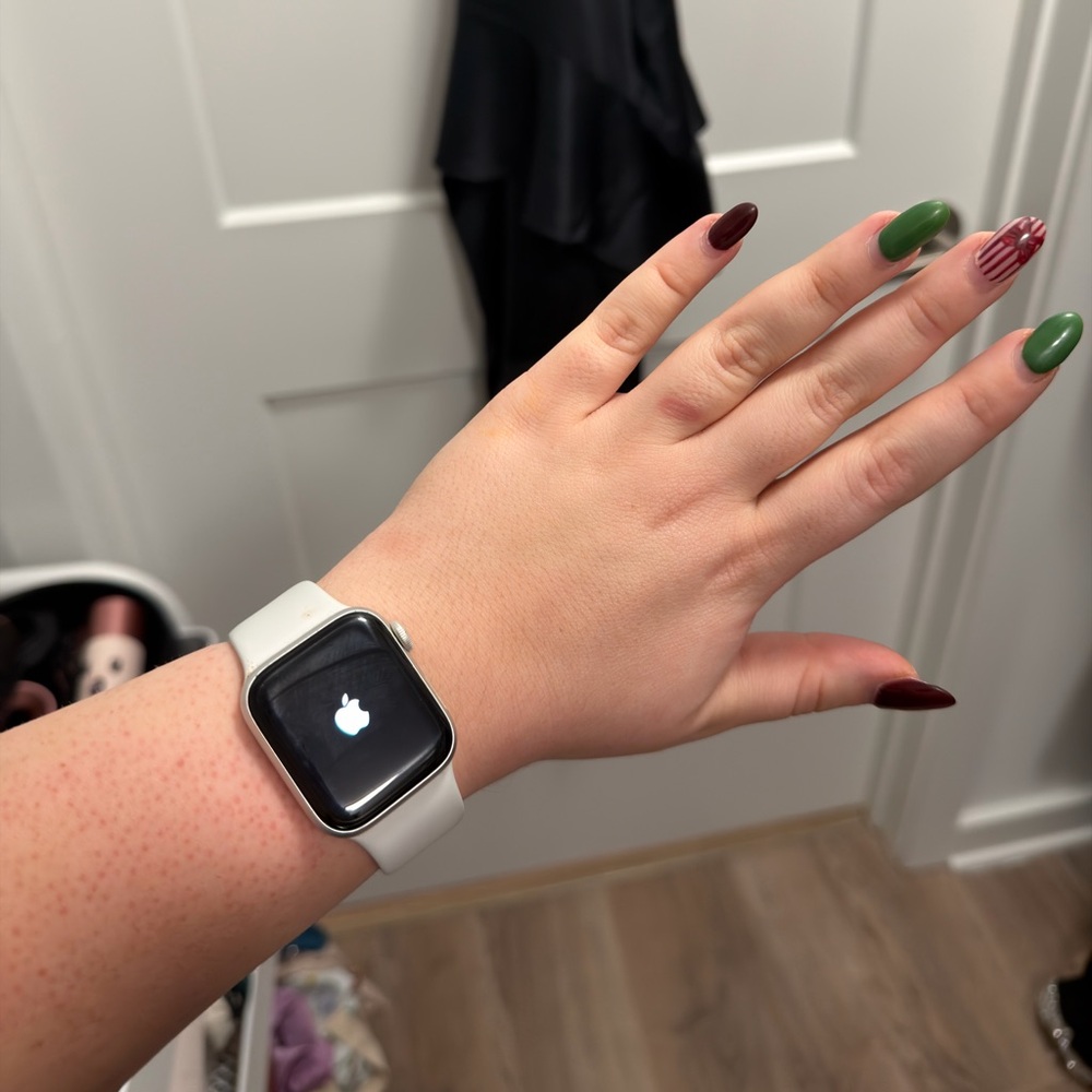Apple Watch Series 5, 40mm - Picture 2 of 3